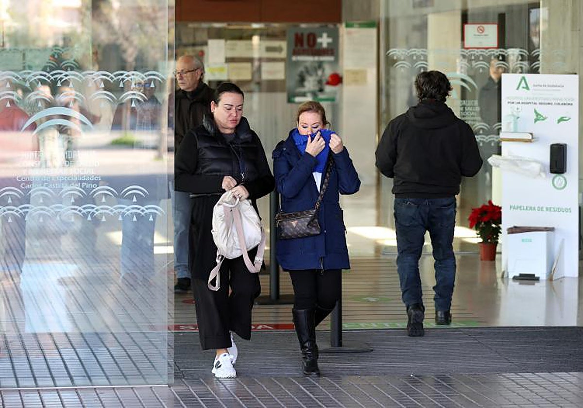Varios pacientes en un centro de salud