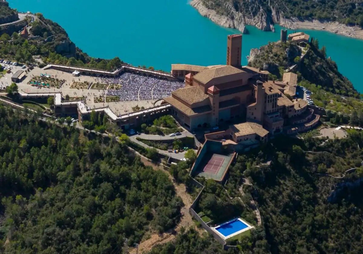 El santuario de Torreciudad, en primer término la nueva construcción de 1975, al fondo a la derecha, sobre el pantano, la ermita del siglo XI y la torre musulmana que da nombre al conjunto y se encuentran ahora en disputa