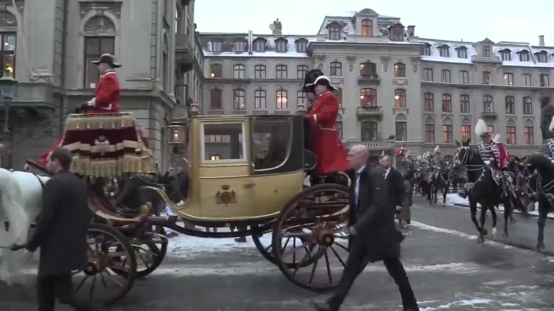Margarita II desfila en carroza antes de su abdicación ante miles de daneses