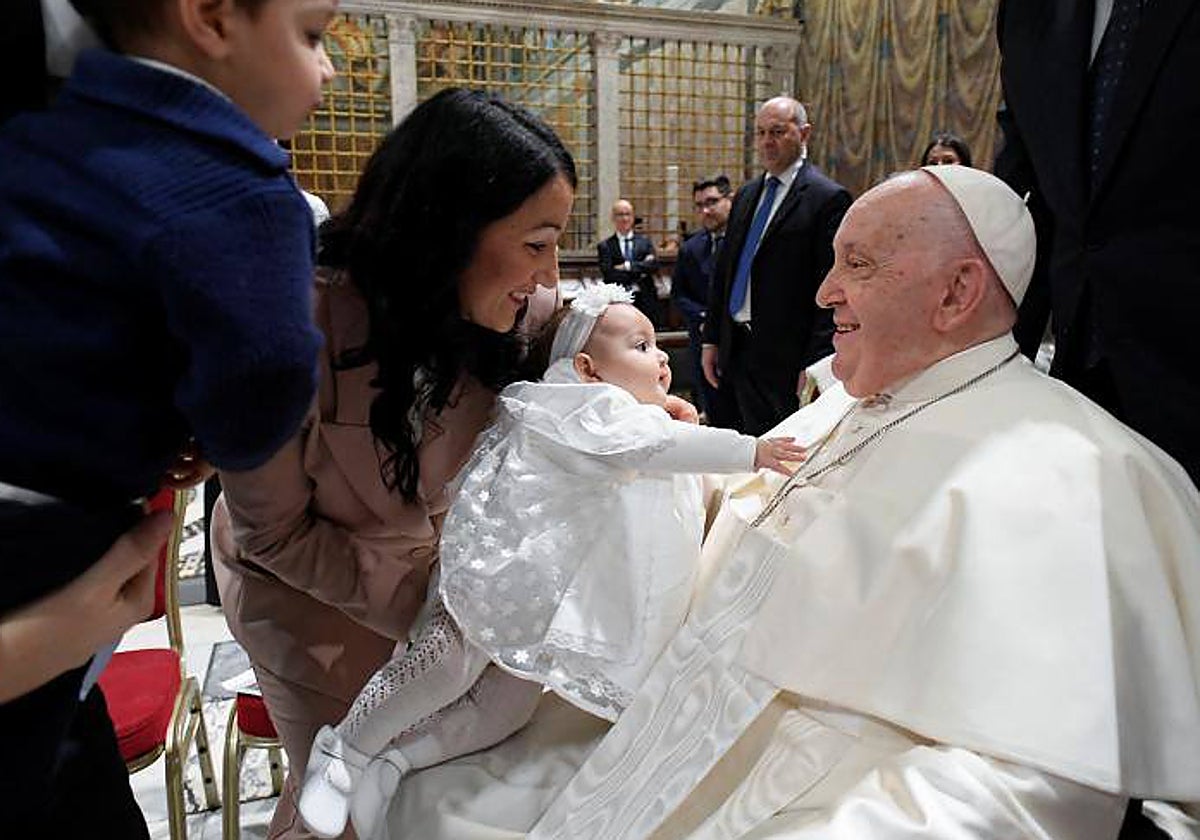 El Papa junto a uno de los niños a los que ha bautizado este domingo