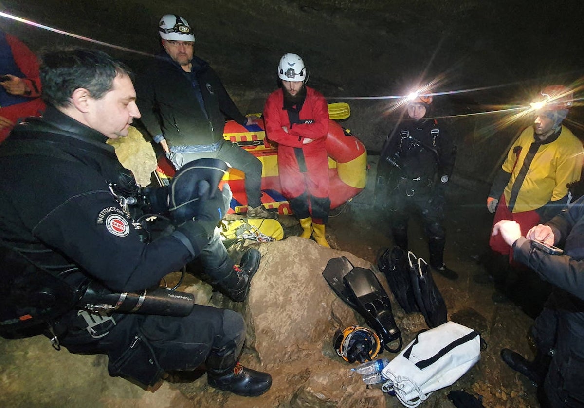 Rescatistas participan en una operación de rescate para llegar hasta cinco personas atrapadas en la cueva tras las fuertes lluvias, en Bloska Polica (Eslovenia)