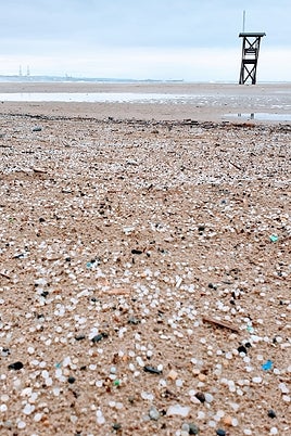 Playa llena de pellets en Tarragona