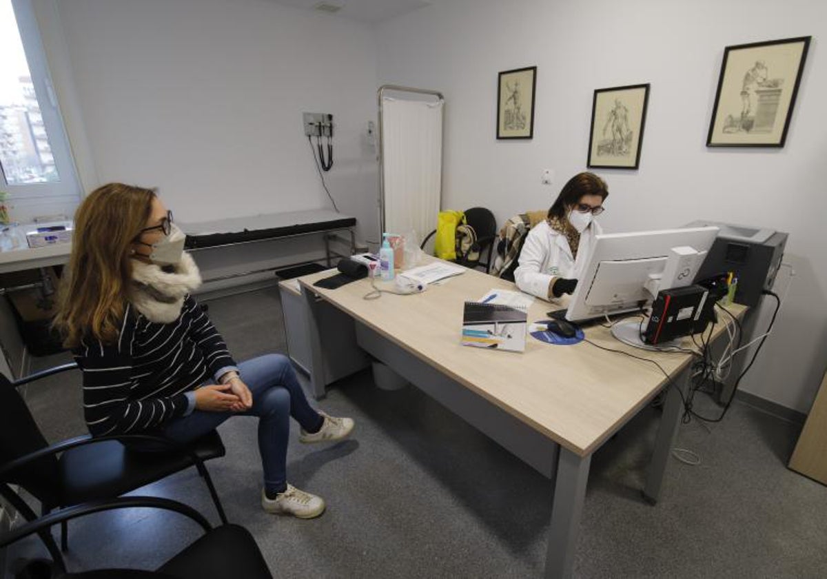 Una médico de Atención Primaria, junto a una paciente, en un centro de salud de Córdoba