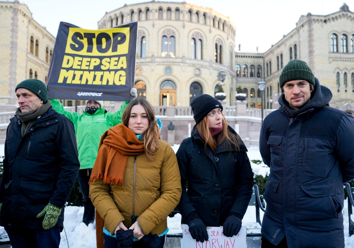 Protestas de organizaciones medioambientales frente al Parlamento noruego por la aprobación de la ley