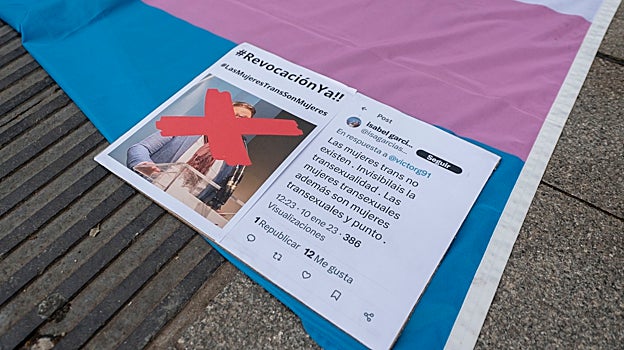 Una captura de pantalla de un tuit de la directora del Instituto de las Mujeres, Isabel García, durante una concentración convocada por la Federación Plataforma Trans, frente al Ministerio de Igualdad
