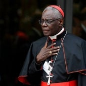 El cardenal Sarah tacha de «herejía» la aprobación del Papa para las bendiciones de parejas gais