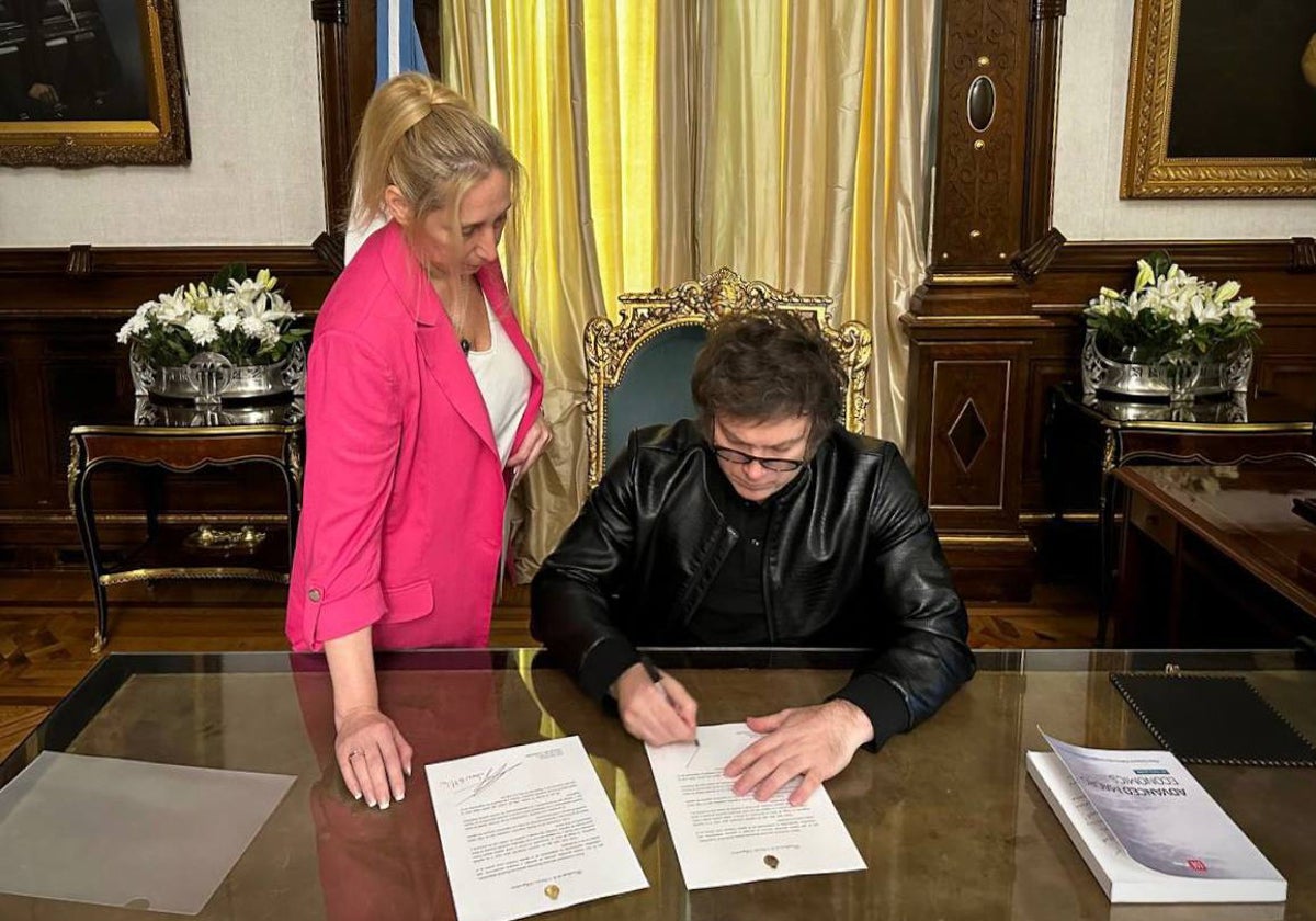 Javier Milei, junto a su hermana Karina, firma la carta de invitación al Pontífice