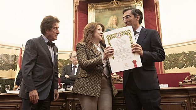 El profesor Fernández-Cruz y la consejera de Sanidad de Madrid, Fátima Matute, entregan el galardón al cardiólogo Julián Pérez Villacastín director del proyecto CardioRed1