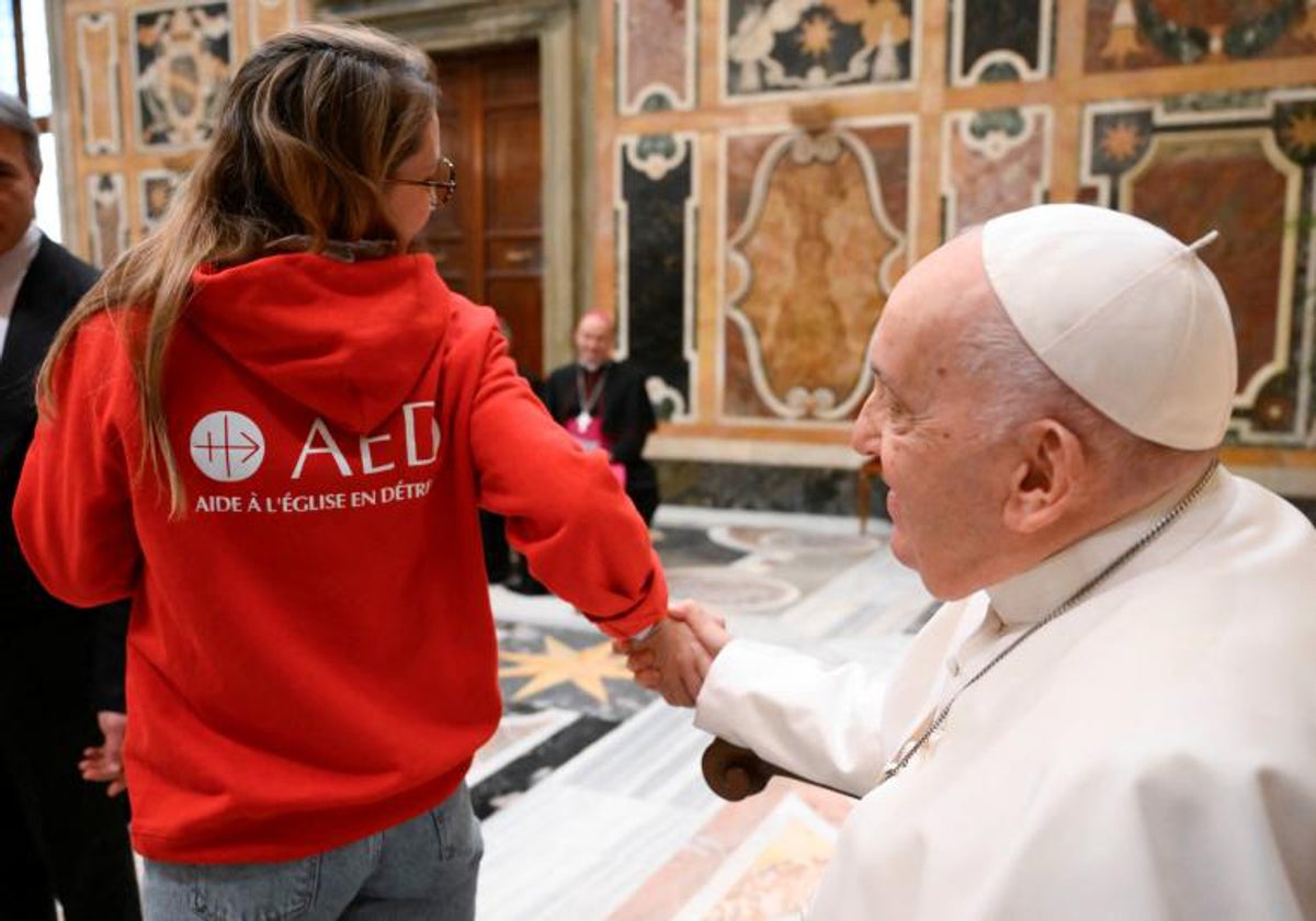 El Papa Francisco saluda a una joven en la audiencia de este viernes a universitarios franceses