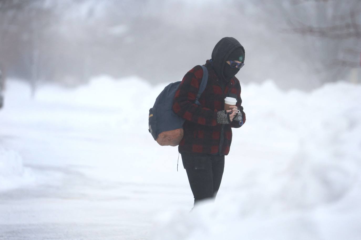 Un estudiante camina hacia la universidad entre la tormenta de nieve 