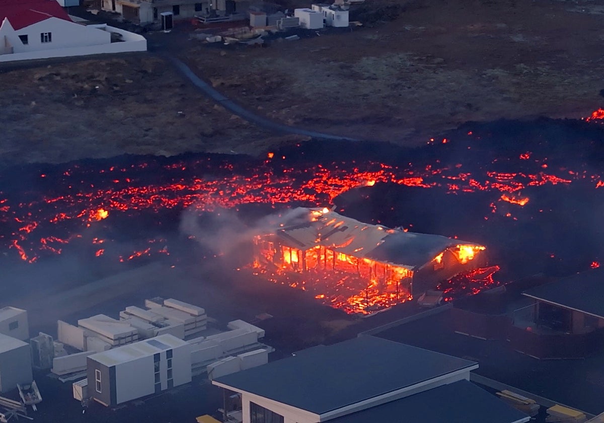 Una casa en llamas tras ser alcanzada por la lava en la localidad de Grindavik, en el suroeste de Islandia