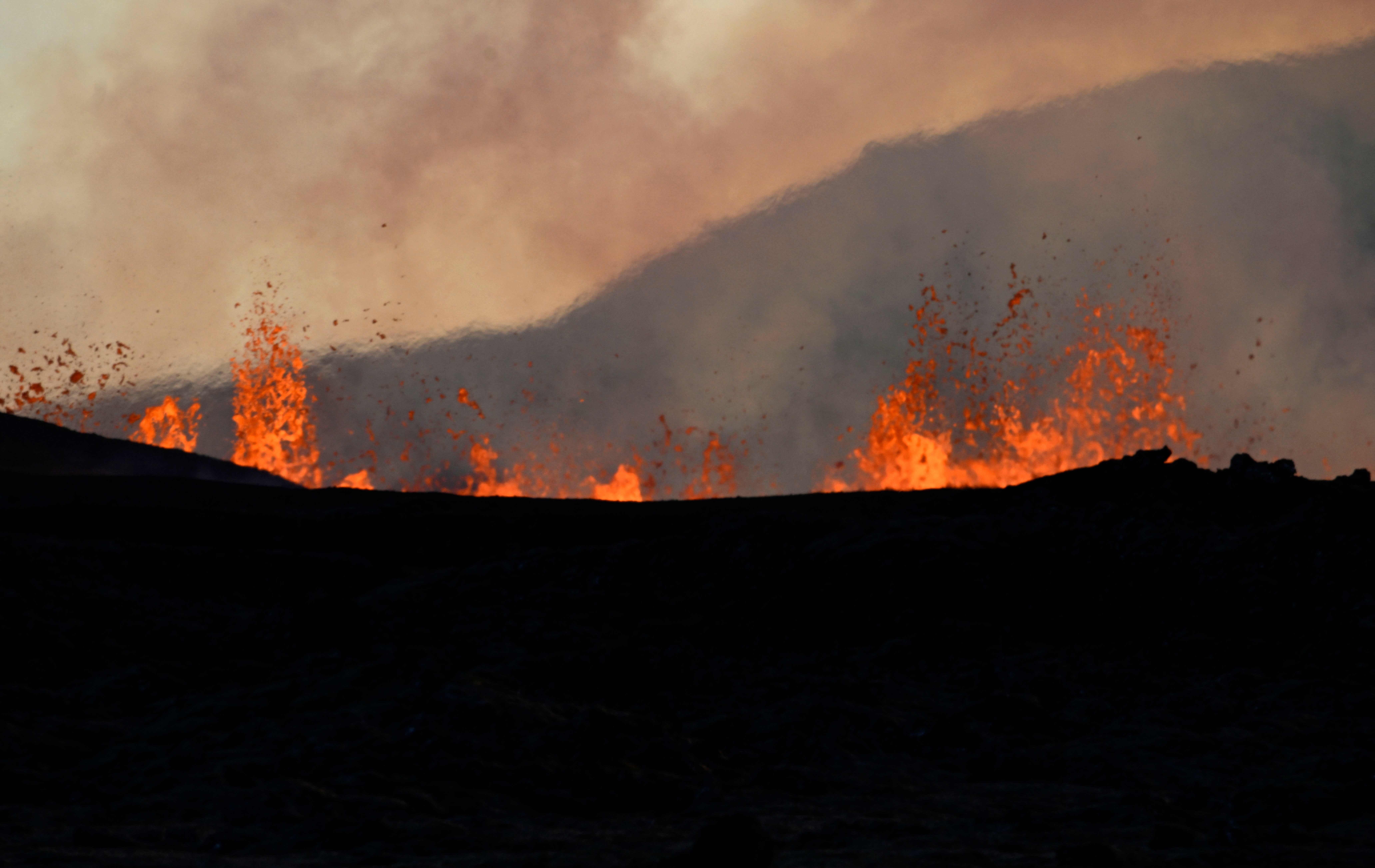 La lava, en ebullición en el cráter del volcán