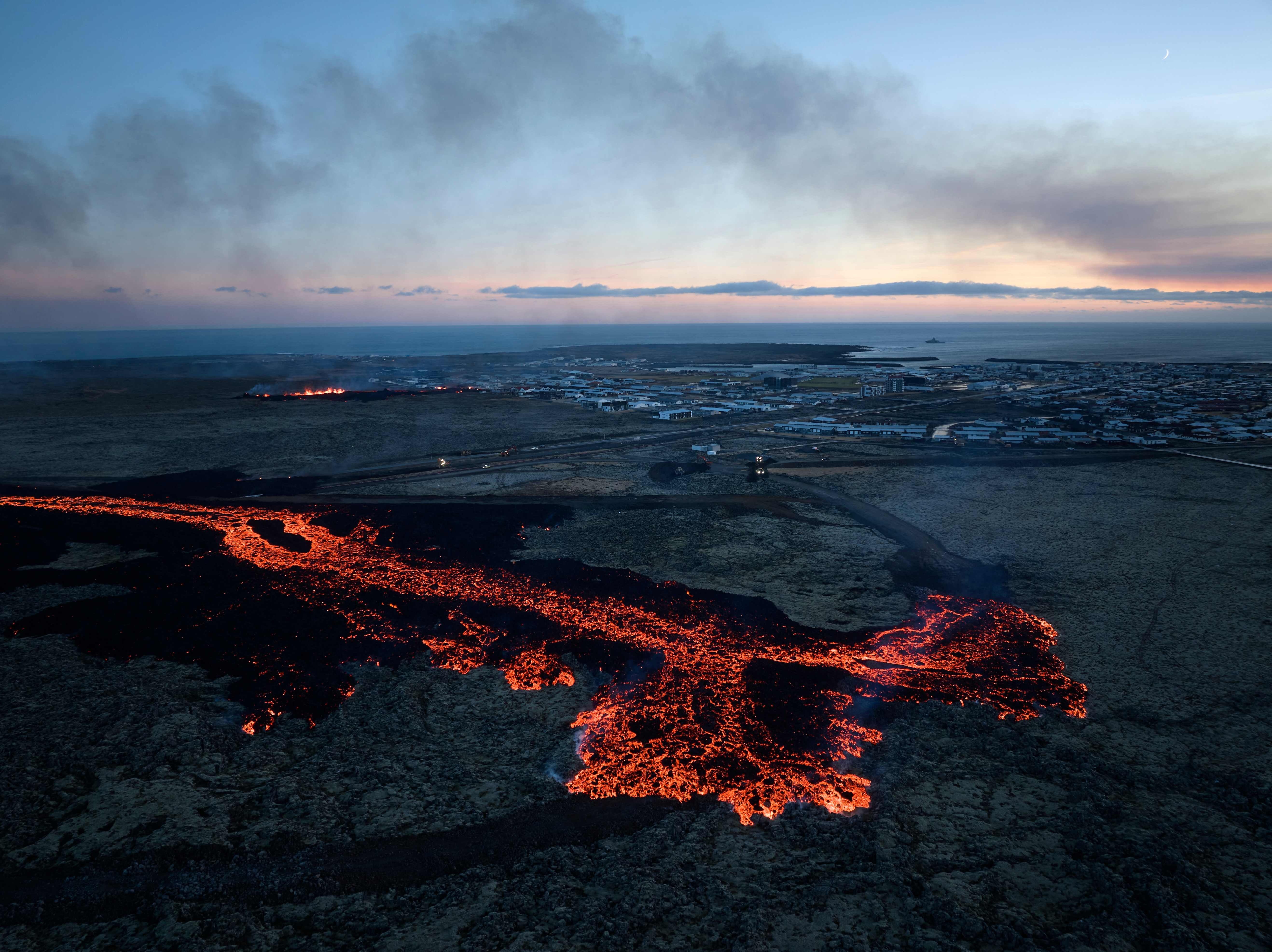 La lava se extiende tras la erupción, que comenzó el 14 de enero