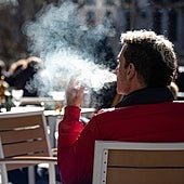 Los españoles cada vez fuman menos: la prevalencia del tabaco cae en 10 puntos desde el año 2000
