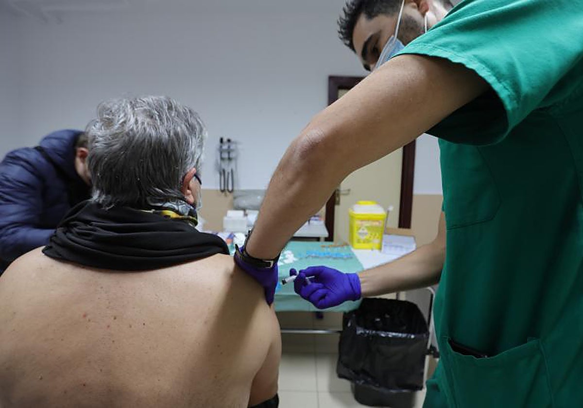 Un hombre se vacuna contra la gripe en Salamanca, el pasado fin de semana