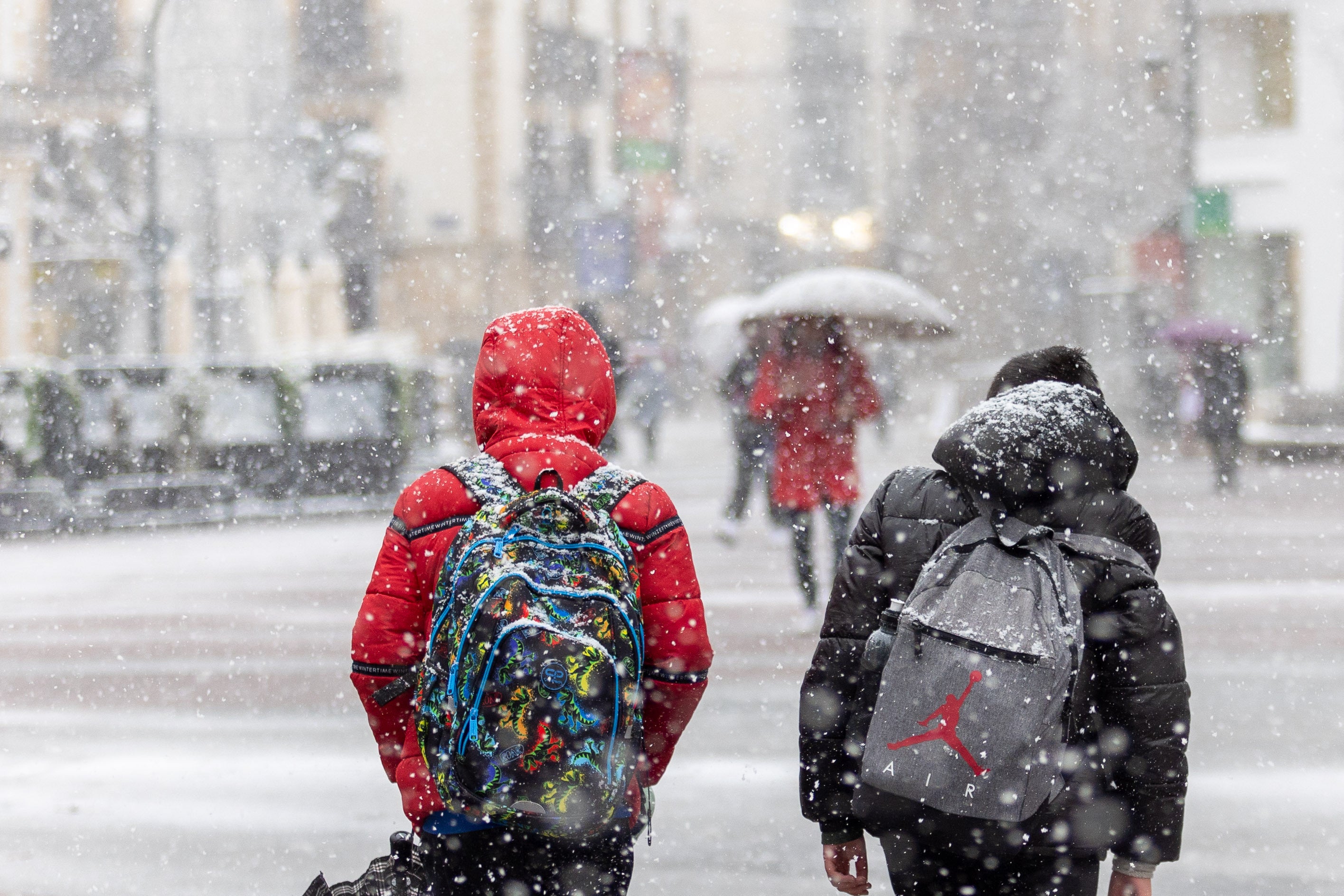 Dos niños caminan mientras nieva, en Soria