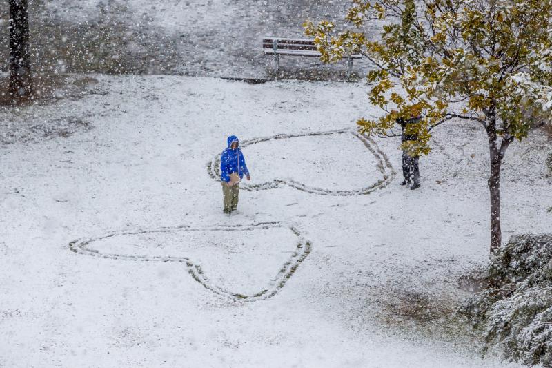 Dos personas caminan bajo la nieve en Zaragoza