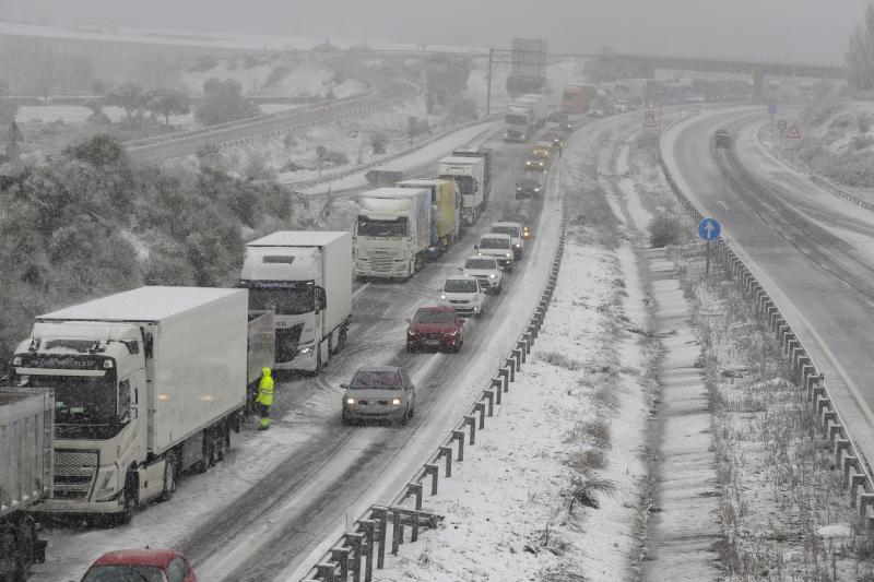 Camiones y coches quedan varados entre Guijuelo y Béjar (Salamanca) por temporal de nieve este viernes