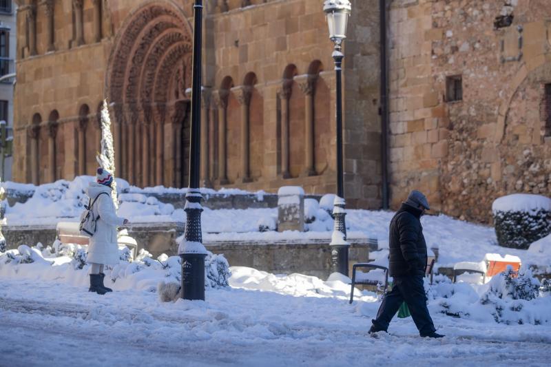 Varias personas caminan por la nieve este sábado en Soria