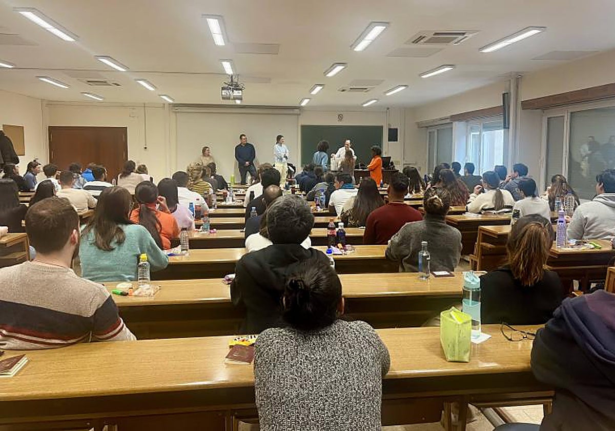 Un aula en Madrid, este sábado, momentos antes del inicio del examen MIR