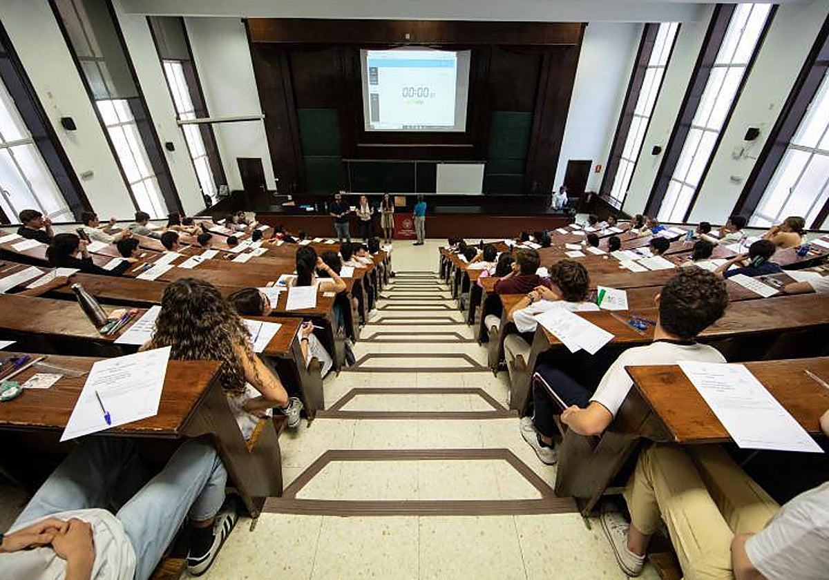 Alumnos se preparan para hacer la prueba de Selectividad