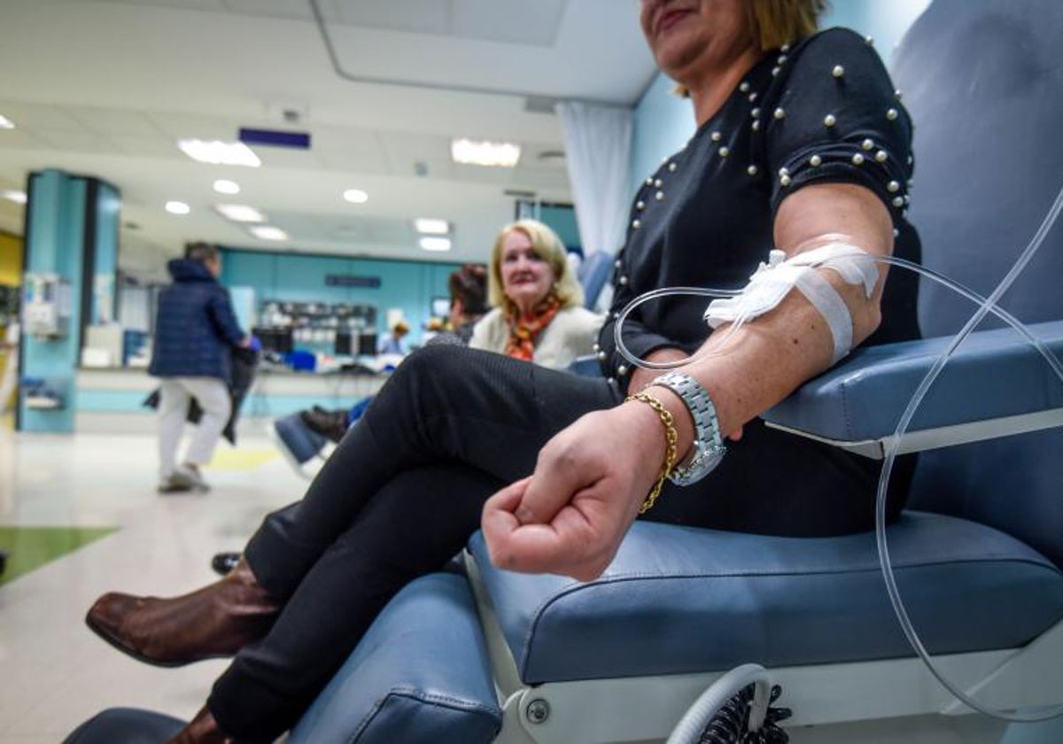 Una mujer, durante la quimioterapia