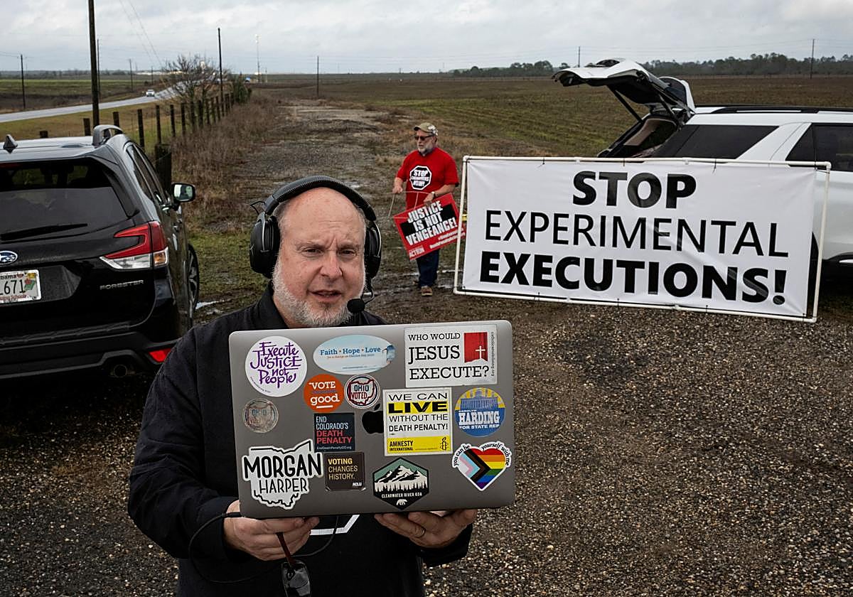 mManifestantes contra la cadena capital de Smith en las afueras del penal W.C. Holman