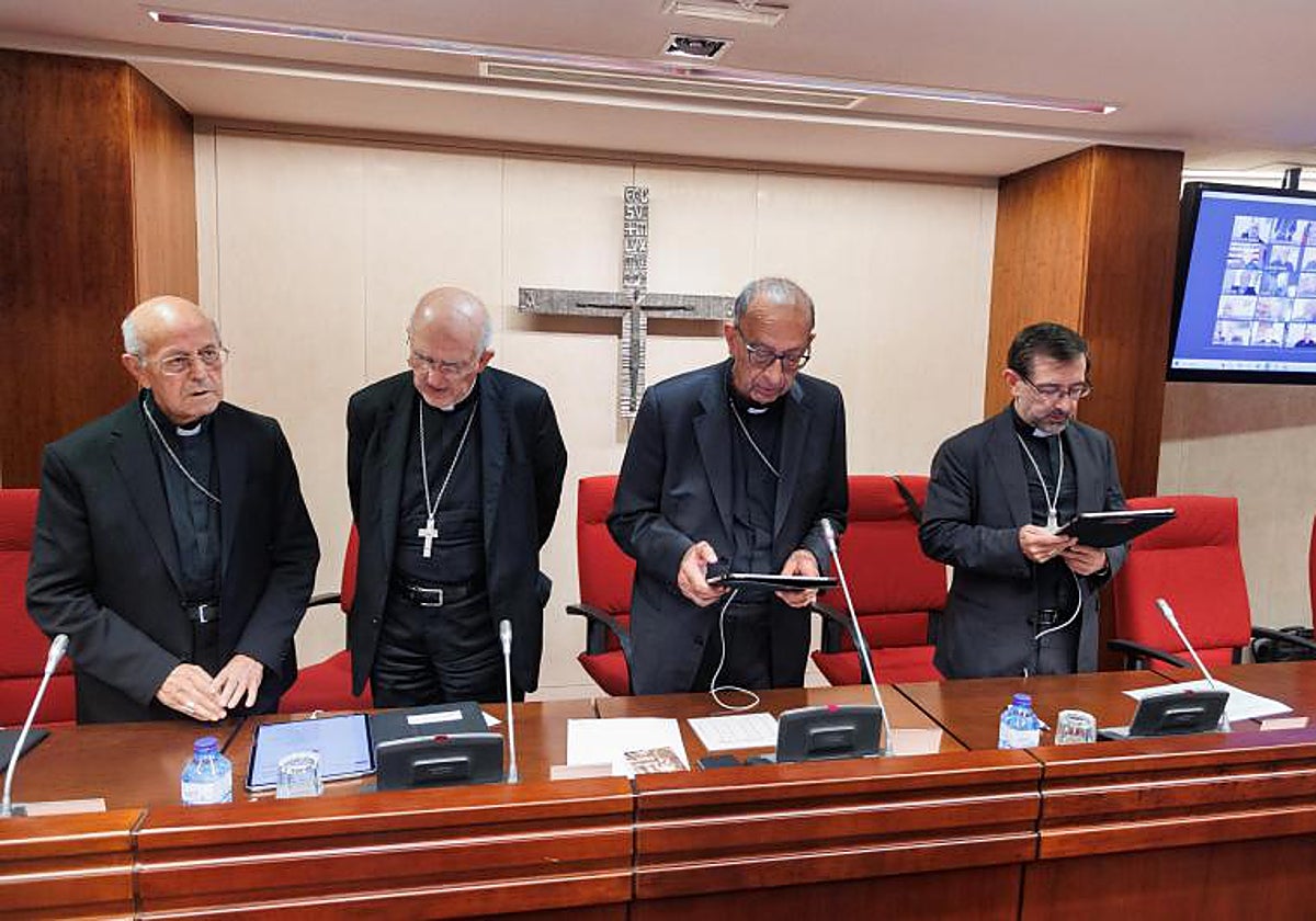 La mesa presidencial en la Asamblea Plenaria del 30 de octubre: los cardenales Blázquez, Osoro, Omella y Cobo, de izquierda a derecha
