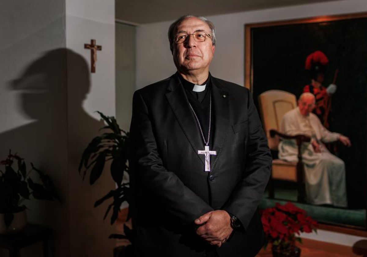 César García Magán en la sede de la Conferencia Episcopal Española, junto al retrato del Papa Francisco
