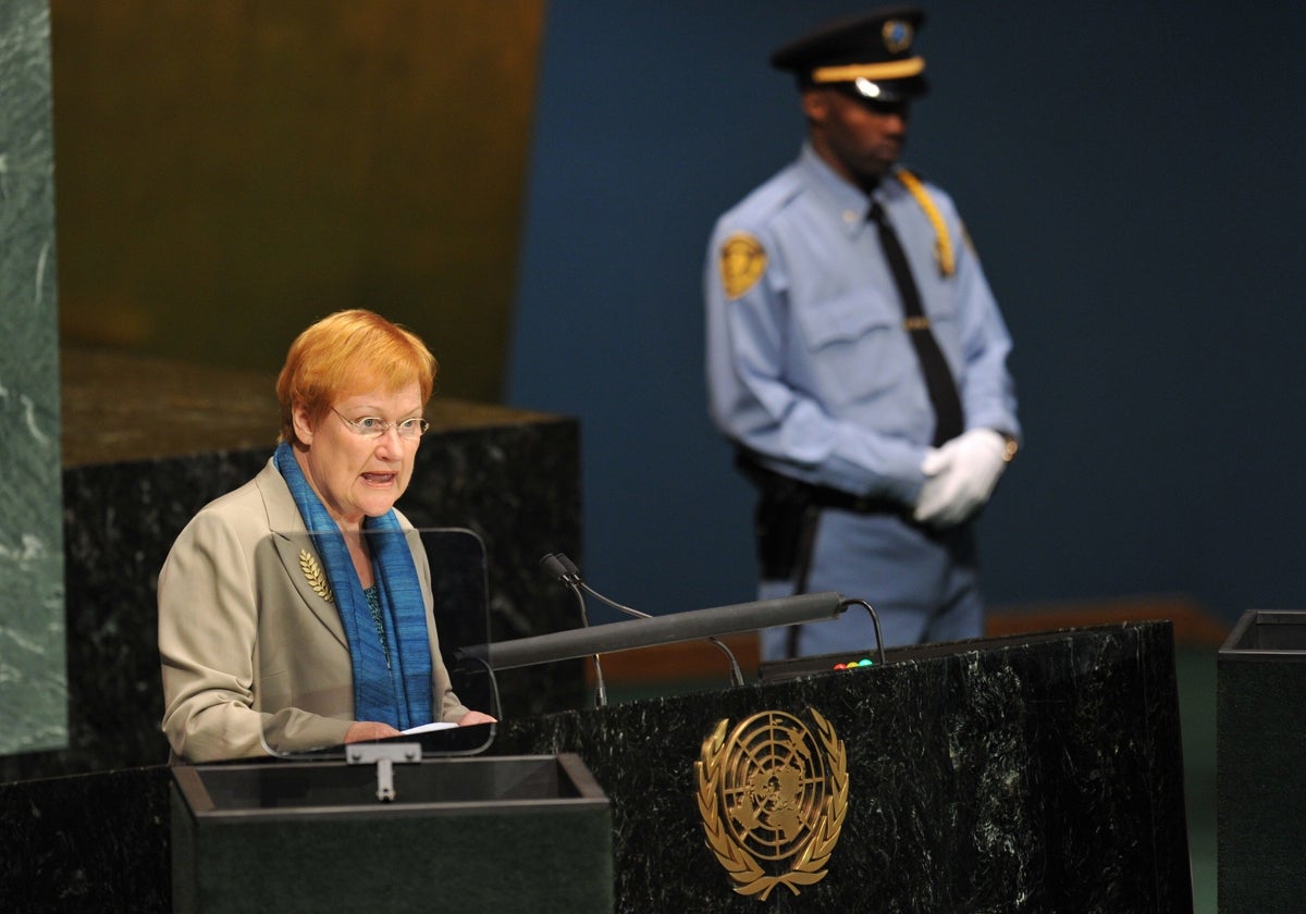 La presidenta de Finlandia habla para la Asamblea General de la ONU en Nueva York en 2010. En la actualidad suscribe la iniciativa para que la presidencia de la AGNU rote de sexo cada año