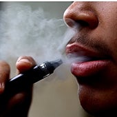 Reino Unido prohibirá la venta de cigarrillos electrónicos desechables