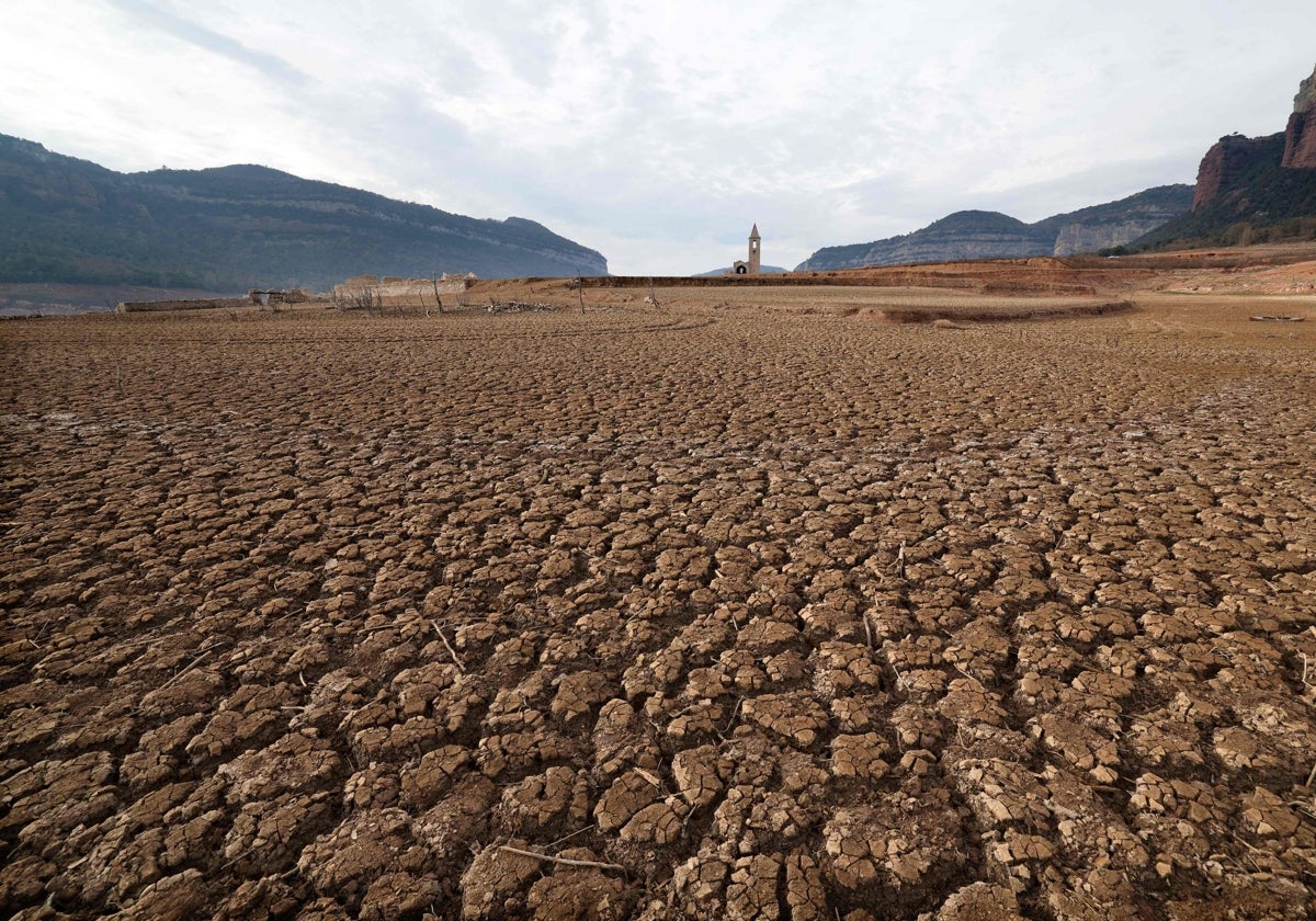 Aspecto que presentaba el embalse de Sau, en Barcelona, a mediados de enero