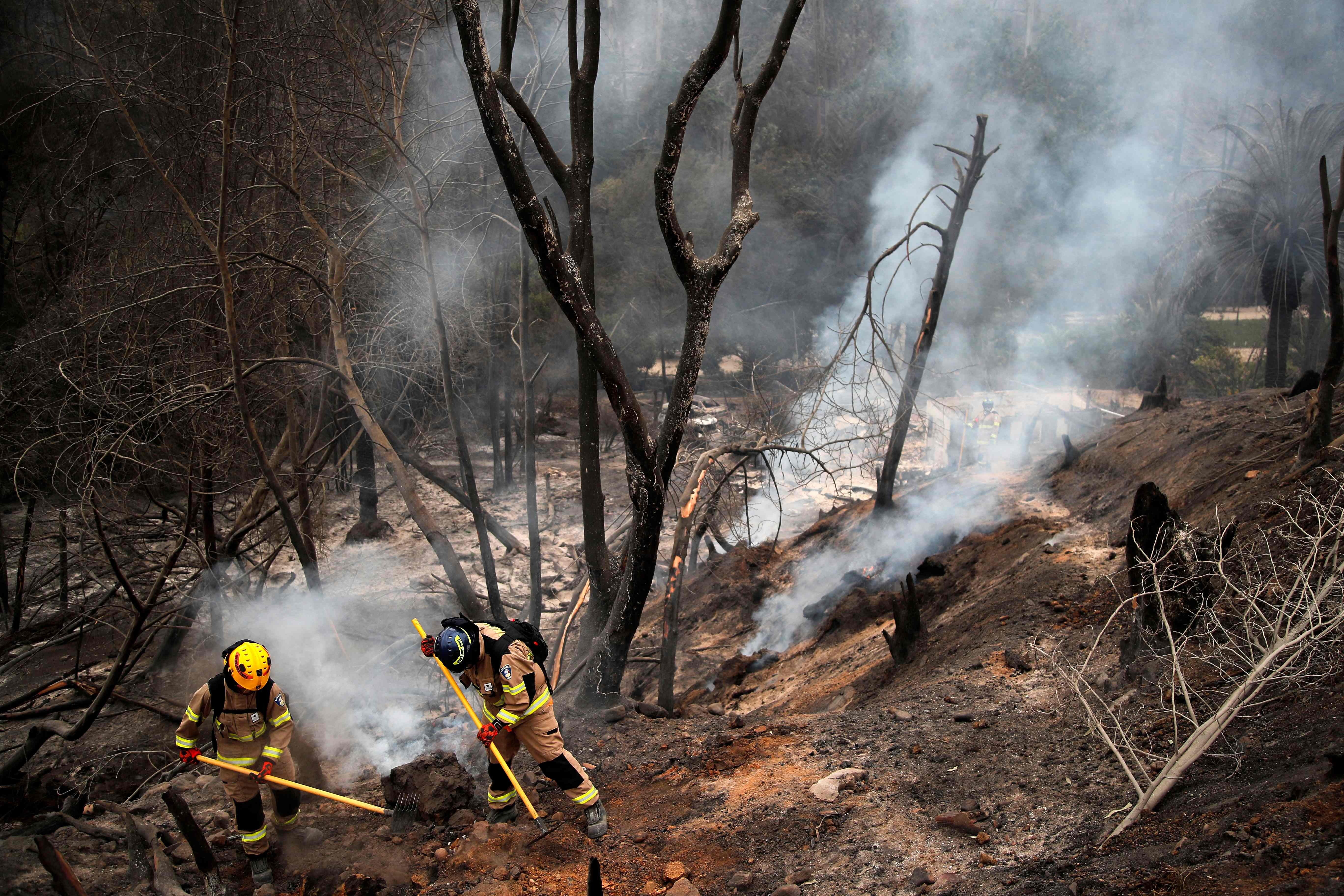 Los bomberos continúan las tareas de trabajo tras el devastador incendio