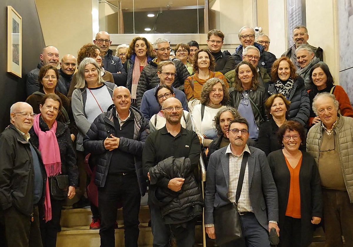 Grupo de sanitarios adherido a la iniciativa, junto a representantes de Obra Cultural Balear (OCB)