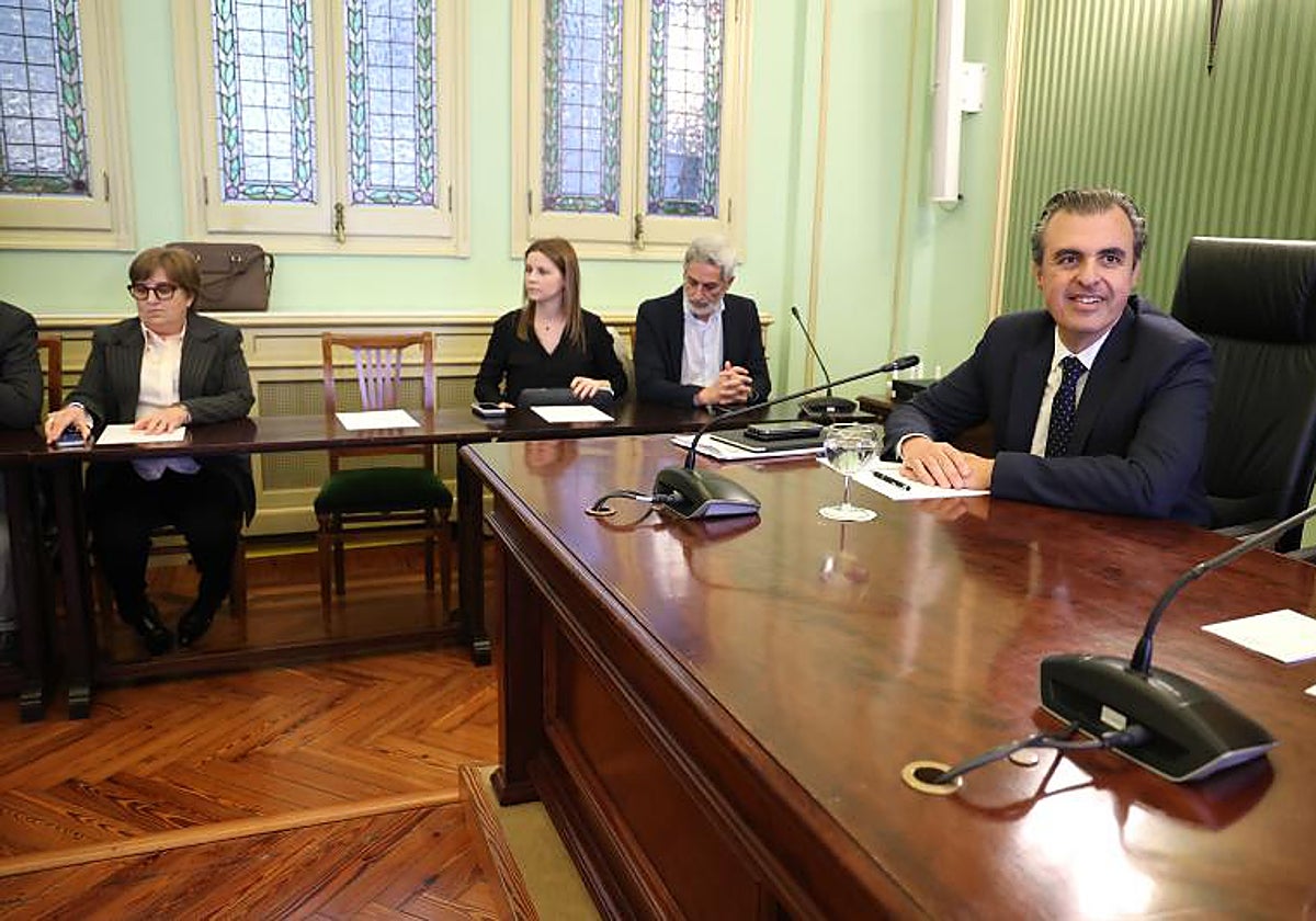 El conseller de Educación y Universidades balear, Antoni Vera (d), interviene en la Comisión de Educación y Universidades del Parlament balear