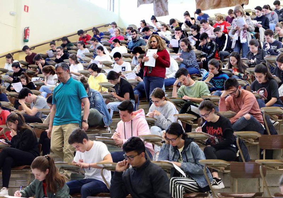 Jóvenes gallegos hacen la prueba de Selectividad en la Facultad de Económicas de Santiago de Compostela