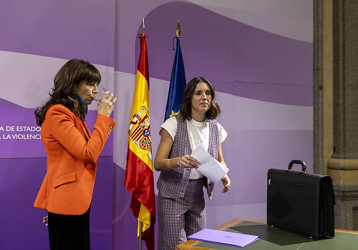 Imagen del traspaso de carteras en el Ministerio de Igualdad entre Irene Montero y Ana Redondo