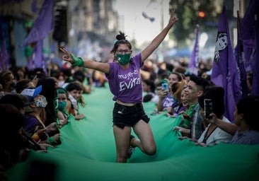 El Gobierno argentino echa marcha atrás y se desliga del proyecto de ley para derogar el aborto