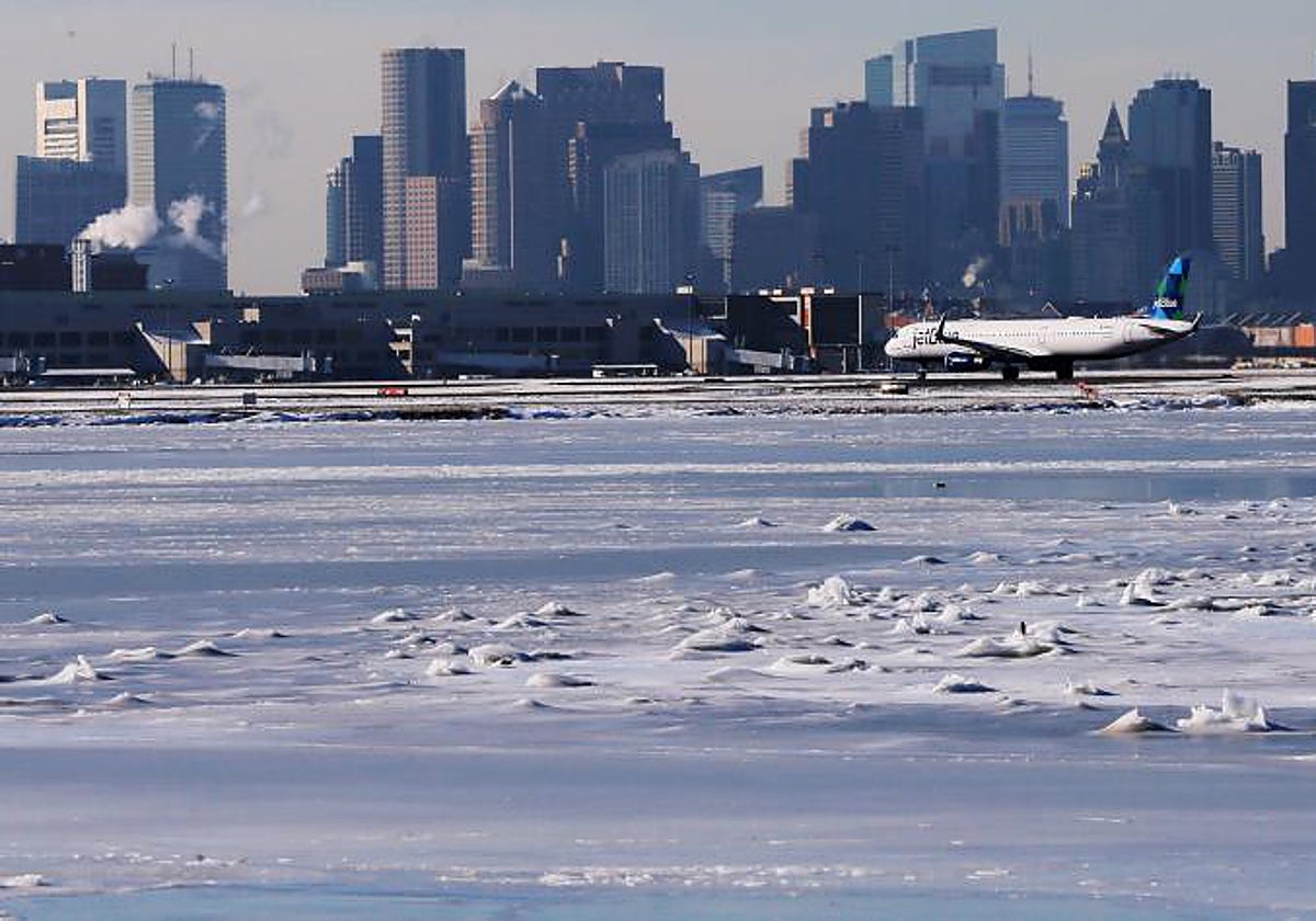 Las aguas heladas  del Océano Atlántico entre Winthrop y Boston, Massachusetts