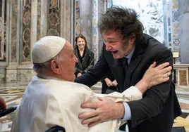 Milei y Francisco sellan la paz con un abrazo tras la canonización de la primera santa argentina