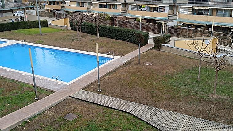 Urbanización en Viladecans, cuyas zonas verdes llevan sin regarse meses