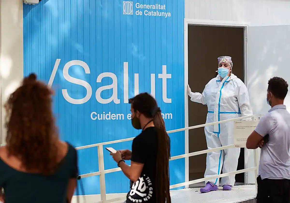 Varias personas esperan frente a un centro de salud de Barcelona en una imagen de archivo
