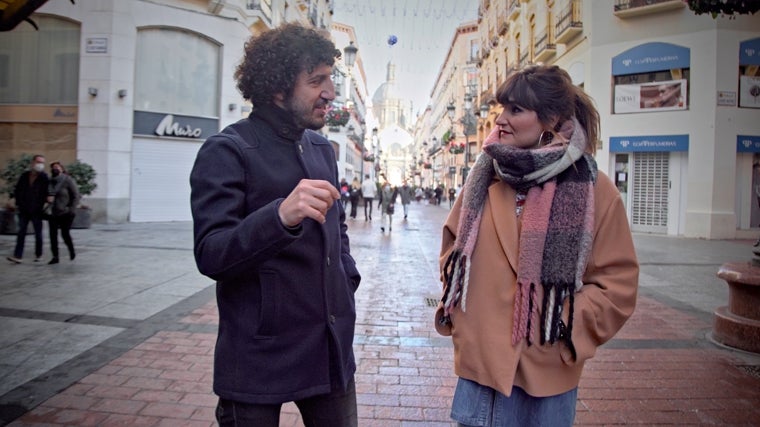 Marwan y Rozalén son los narradores de la cinta. En imagen, en la calle Alfonso de Zaragoza, durante la grabación