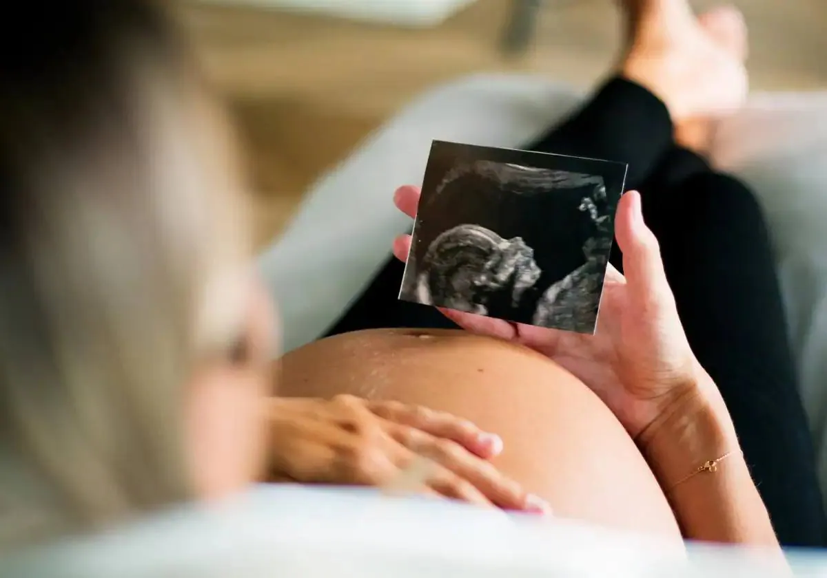 Un hombre mezcla su esperma con el de su padre para embarazar a su pareja