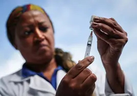Brasil comienza a vacunar del dengue en medio de la peor epidemia de los últimos 40 años