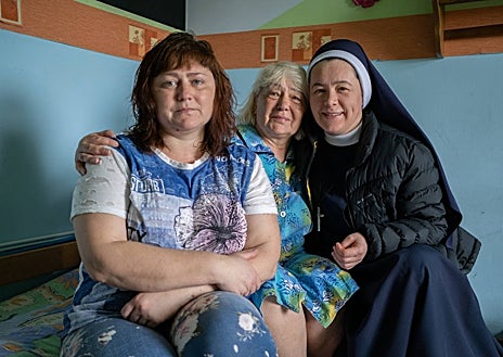 Imagen secundaria 1 - Reparto de alimentos en una parroquia, un local de acogida para viudas y la labor de acompañamiento a los miles de familiares de asesinados durante el conflicto en varias imágenes facilitadas por Ayuda a la Iglesia Necesitada
