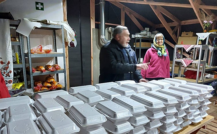 Imagen principal - Reparto de alimentos en una parroquia, un local de acogida para viudas y la labor de acompañamiento a los miles de familiares de asesinados durante el conflicto en varias imágenes facilitadas por Ayuda a la Iglesia Necesitada
