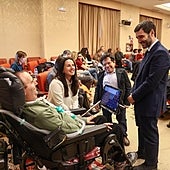 Los enfermos de ELA reclaman una ley ya: «No deben permitir que quien quiera vivir esté obligado a morir»