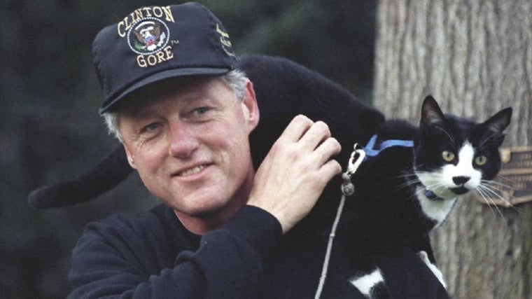 Bill Clinton junto a 'Socks'