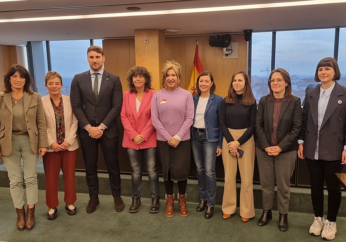 Mar Cambrollé, junto a una representación de siete grupos parlamentarios